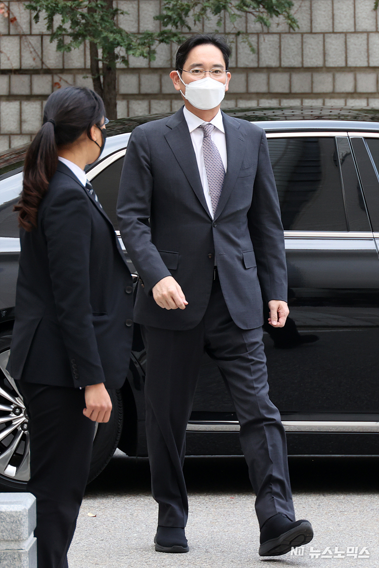 이재용 삼성전자 회장이 '삼성 회계부정·부당합병'과 관련해 3일 서울 서초구 서울중앙지법에 출석하고 있다. ⓒ정의철 기자