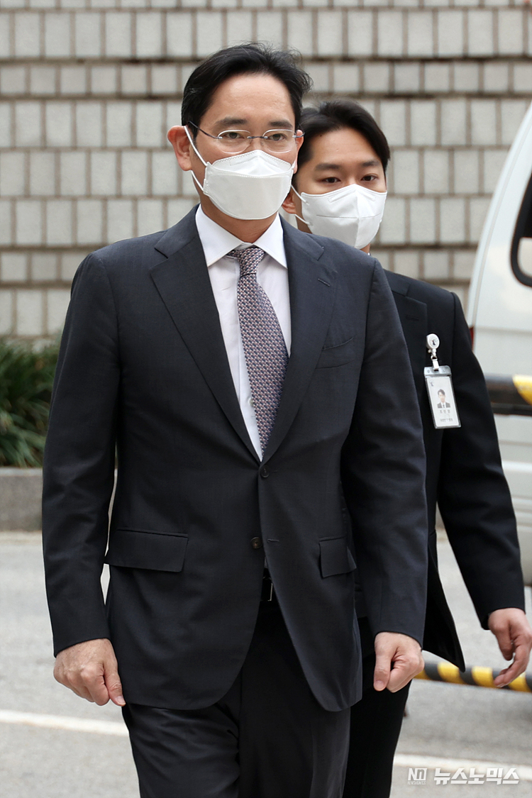 이재용 삼성전자 회장이 '삼성 회계부정·부당합병'과 관련해 3일 서울 서초구 서울중앙지법에 출석하고 있다. ⓒ정의철 기자