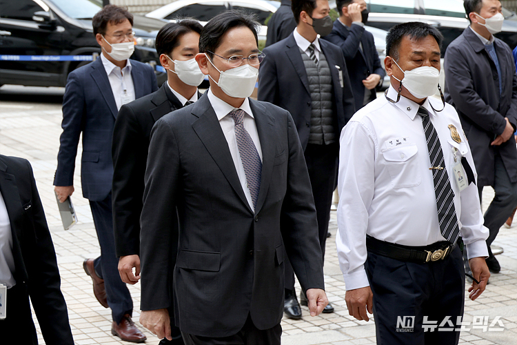 이재용 삼성전자 회장이 '삼성 회계부정·부당합병'과 관련해 3일 서울 서초구 서울중앙지법에 출석하고 있다. ⓒ정의철 기자