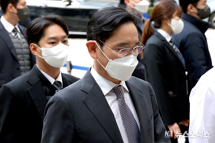 이재용 삼성전자 회장이 '삼성 회계부정·부당합병'과 관련해 3일 서울 서초구 서울중앙지법에 출석하고 있다. ⓒ정의철 기자