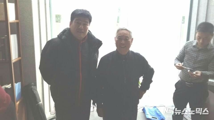 2014년 12월 본지 기자와 시원제 선생(시진핑 중국 국가주석의 스승이자 시 주석의 부친인 시중쉰의 前비서실장). 사진 출처=중국지사