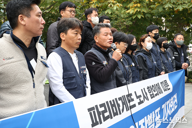 신환섭 화학섬유식품산업노조 위원장이 3일 서울 서초구 양재동 SPC본사 앞에서 열린 파리바게뜨 노사 합의에 따른 공동행동 입장발표 기자회견에서 발언하고 있다. ⓒ정의철 기자