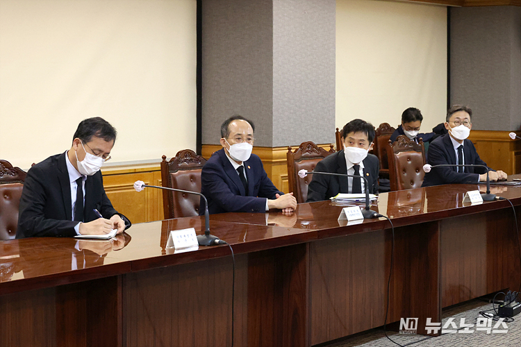 추경호 경제부총리 겸 기획재정부 장관(왼쪽 두번째) 등이 3일 서울 중구 은행연합회에서 열린 '비상거시경제금융회의'를 하고 있다. ⓒ정의철 기자