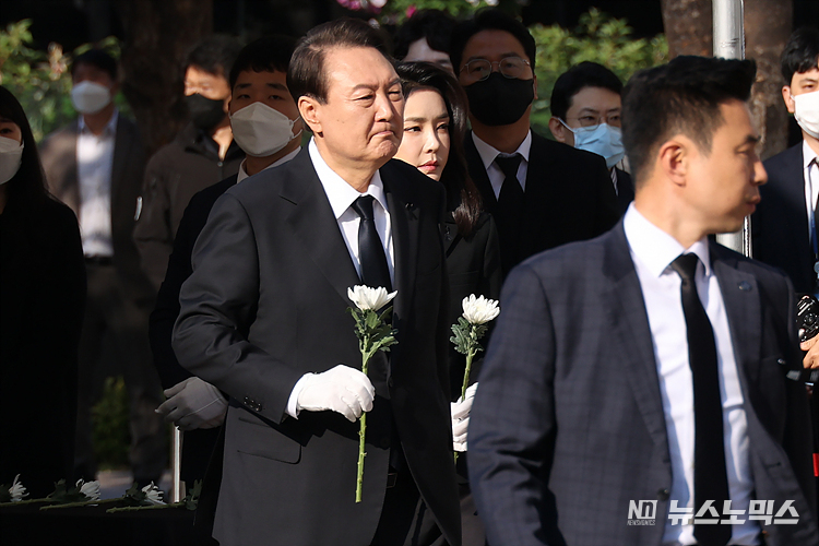 윤석열 대통령과 김건희 여사가 31일 서울 중구 서울광장에 마련된 이태원 참사 합동분향소에서 참배하고 있다. ⓒ정의철 기자