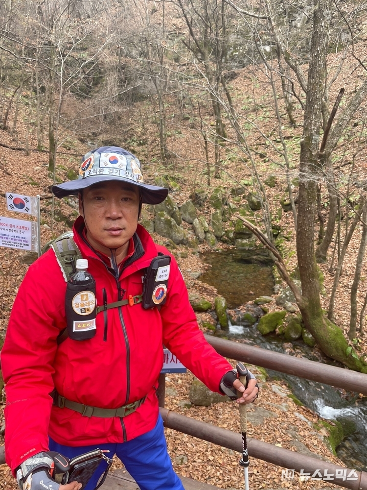 강원도 원주의 '가위손'으로 유명한 ‘오석환’ 걷기 박사가 3일 중국 장가계 한글학교 후원금 모금을 위한 '한강 1300리 걷기 프로젝트' 대장정에 나섰다. 오석환 걷기 박사 어깨 너머에 보이는 게 한강 물줄기의 기원인 '검룡소'다/사진=전상영 객원기자