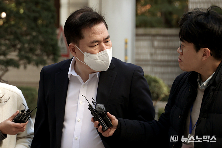 유동규 전 성남도시개발공사 기획본부장이 4일 서울 서초동 서울중앙지법에서 열린 대장동 개발 사업 로비·특혜 의혹 관련 속행 공판에 출석하고 있다. ⓒ정의철 기자
