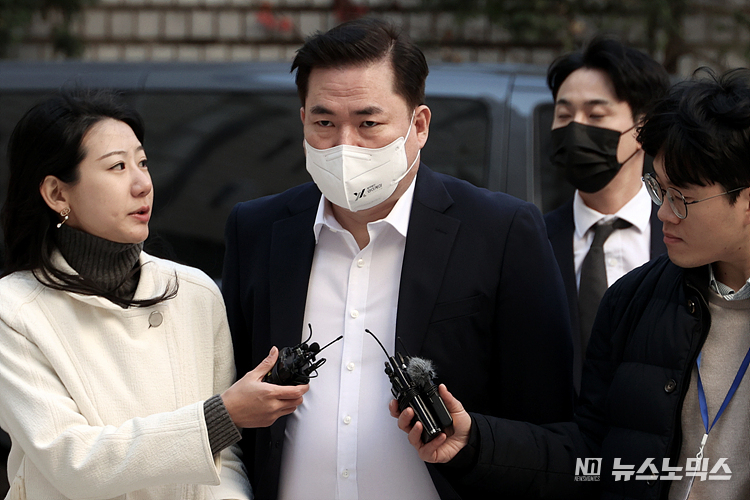 유동규 전 성남도시개발공사 기획본부장이 4일 서울 서초동 서울중앙지법에서 열린 대장동 개발 사업 로비·특혜 의혹 관련 속행 공판에 출석하고 있다. ⓒ정의철 기자