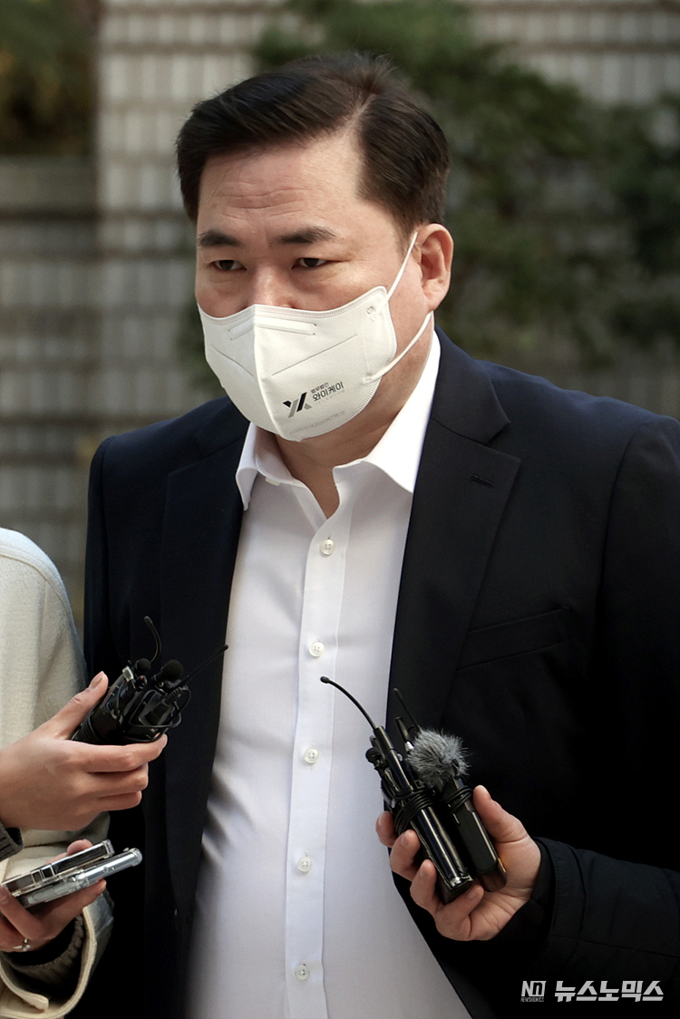 유동규 전 성남도시개발공사 기획본부장이 4일 서울 서초동 서울중앙지법에서 열린 대장동 개발 사업 로비·특혜 의혹 관련 속행 공판에 출석하고 있다. ⓒ정의철 기자