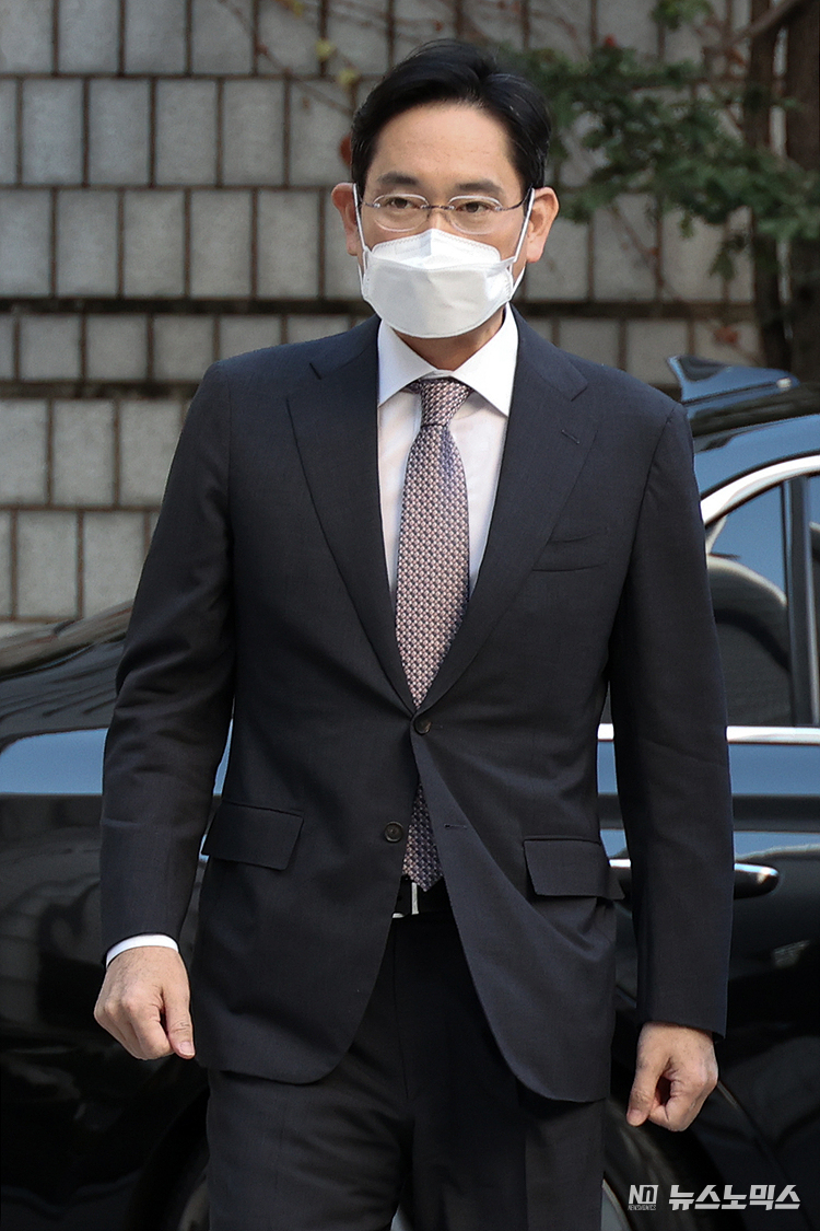 이재용 삼성전자 회장이 4일 서울 서초구 서초동 서울지방법원에서 열린 '자본시장과 금융투자업에 관한 법률 위반 혐의' 관련 1심 속행 공판에 출석하고 있다. ⓒ정의철 기자