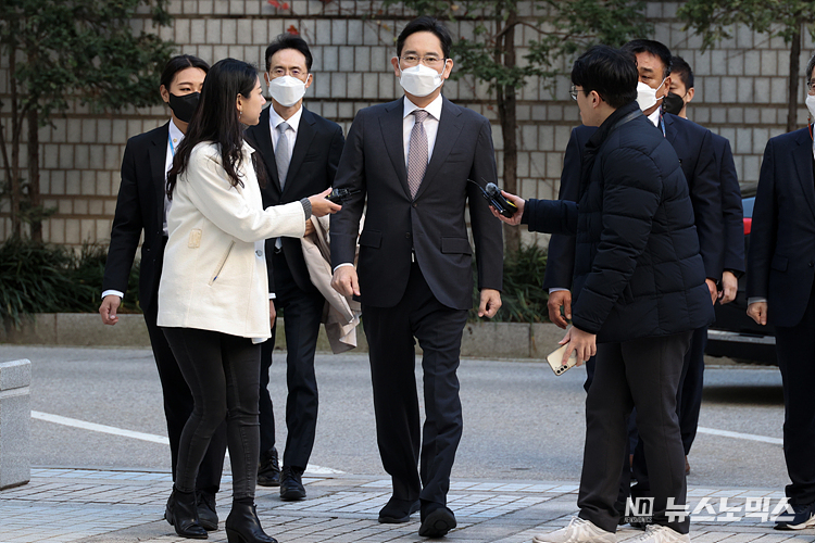 이재용 삼성전자 회장이 4일 서울 서초구 서초동 서울지방법원에서 열린 '자본시장과 금융투자업에 관한 법률 위반 혐의' 관련 1심 속행 공판에 출석하고 있다. ⓒ정의철 기자