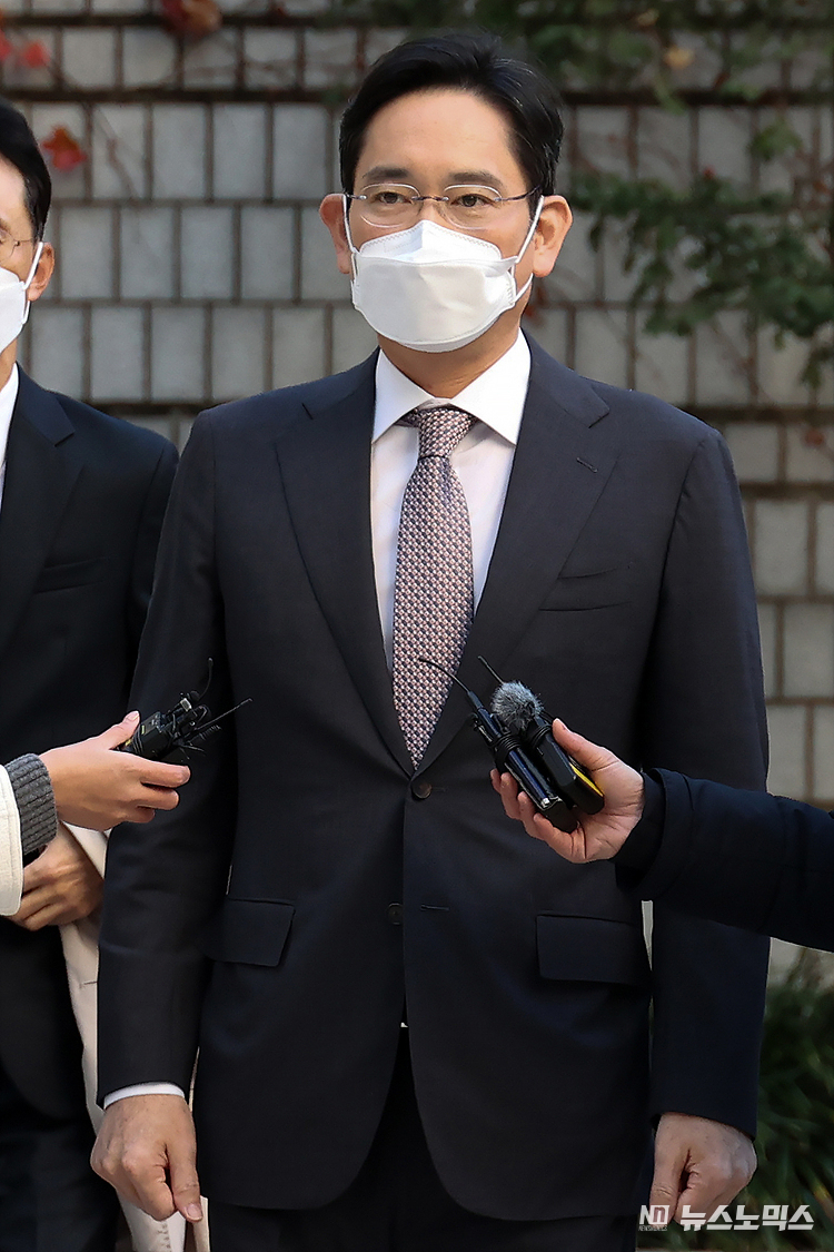 이재용 삼성전자 회장이 4일 서울 서초구 서초동 서울지방법원에서 열린 '자본시장과 금융투자업에 관한 법률 위반 혐의' 관련 1심 속행 공판에 출석하고 있다. ⓒ정의철 기자