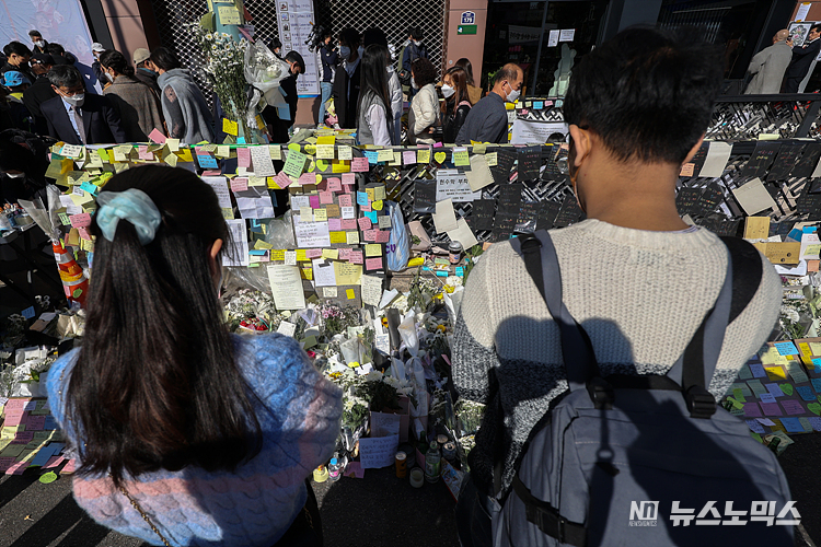 5일 서울 용산구 이태원역 1번출구에 마련된 이태원 참사 추모공간에서 시민들이 꽃을 놓아 두고 추모하고 있다. ⓒ정의철 기자