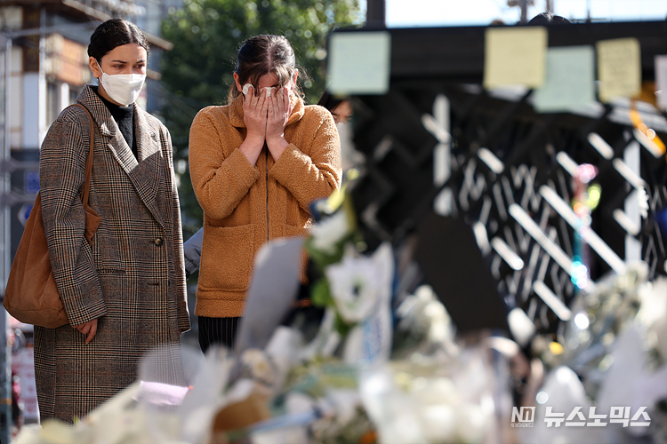 5일 서울 용산구 이태원역 1번출구에 마련된 이태원 참사 추모공간에서 외국인이 추모하며 슬퍼하고 있다. ⓒ정의철 기자