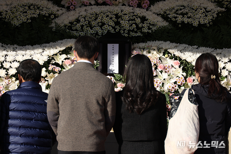 시민들이 5일 서울 중구 서울광장에 마련된 '이태원 참사 희생자 합동 분향소'를 찾아 추모하고 있다. ⓒ정의철 기자