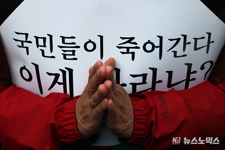 이태원 참사 일주일이 지난 5일 서울지하철 2호선 시청역 인근에서 촛불승리전환행동(촛불행동)주최로 열린 '이태원 참사 희생자 추모 시민 촛불' 집회에서 시민들이 정부의 책임을 촉구하는 손피켓을 들고 있다.ⓒ정의철 기자