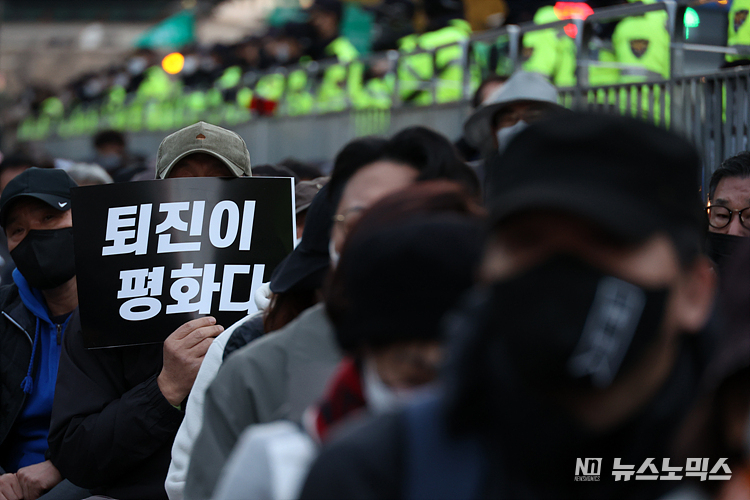 이태원 참사 일주일이 지난 5일 서울지하철 2호선 시청역 인근에서 촛불승리전환행동(촛불행동)주최로 열린 '이태원 참사 희생자 추모 시민 촛불' 집회에서 시민들이 정부의 책임을 촉구하는 손피켓을 들고 있다.ⓒ정의철 기자