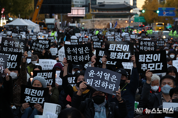 이태원 참사 일주일이 지난 5일 서울지하철 2호선 시청역 인근에서 촛불승리전환행동(촛불행동)주최로 열린 '이태원 참사 희생자 추모 시민 촛불' 집회에서 시민들이 정부의 책임을 촉구하는 손피켓을 들고 있다.ⓒ정의철 기자