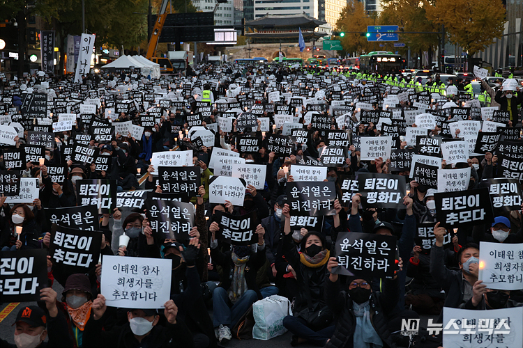 이태원 참사 일주일이 지난 5일 서울지하철 2호선 시청역 인근에서 촛불승리전환행동(촛불행동)주최로 열린 '이태원 참사 희생자 추모 시민 촛불' 집회에서 시민들이 정부의 책임을 촉구하는 손피켓을 들고 있다.ⓒ정의철 기자