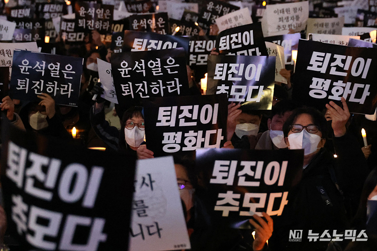 이태원 참사 일주일이 지난 5일 서울지하철 2호선 시청역 인근에서 촛불승리전환행동(촛불행동)주최로 열린 '이태원 참사 희생자 추모 시민 촛불' 집회에서 시민들이 정부의 책임을 촉구하는 손피켓을 들고 있다.ⓒ정의철 기자