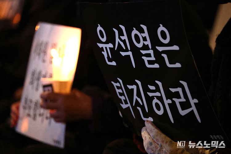 이태원 참사 일주일이 지난 5일 서울지하철 2호선 시청역 인근에서 촛불승리전환행동(촛불행동)주최로 열린 '이태원 참사 희생자 추모 시민 촛불' 집회에서 시민들이 정부의 책임을 촉구하는 손피켓을 들고 있다.ⓒ정의철 기자