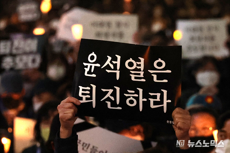 이태원 참사 일주일이 지난 5일 서울지하철 2호선 시청역 인근에서 촛불승리전환행동(촛불행동)주최로 열린 '이태원 참사 희생자 추모 시민 촛불' 집회에서 시민들이 정부의 책임을 촉구하는 손피켓을 들고 있다.ⓒ정의철 기자