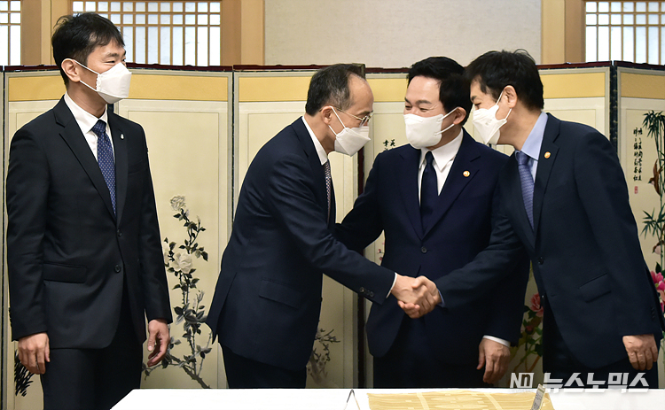 10일 서울 10일 서울 종로구 정부서울청사에서 열린 부동산 관계장관회의에 참석한 추경호 경제부총리 겸 기획재정부 장관(왼쪽 두번째)과 김주현 금융위원장(오른쪽)이 인사하고 있다. ⓒ정의철 기자
