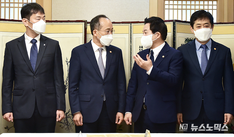 10일 서울 종로구 정부서울청사에서 열린 부동산 관계장관회의에 참석한 추경호 경제부총리 겸 기획재정부 장관(왼쪽 두번째)과 원희룡 국토교통부 장관(왼쪽 세번쨰) 대화하고 있다. ⓒ정의철 기자
