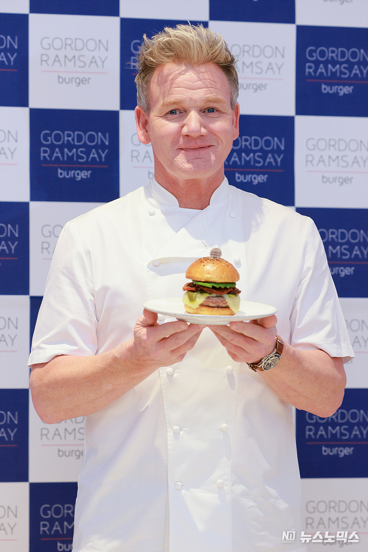 영국 출신 스타 셰프 고든램지(Gordon Ramsay)가 10일 오전 서울 송파구 롯데월드몰 고든램지버거 매장에서 열린 '고든램지 방한 미디어 행사'에 앞서 포즈를 취하고 있다. ⓒ정의철 기자