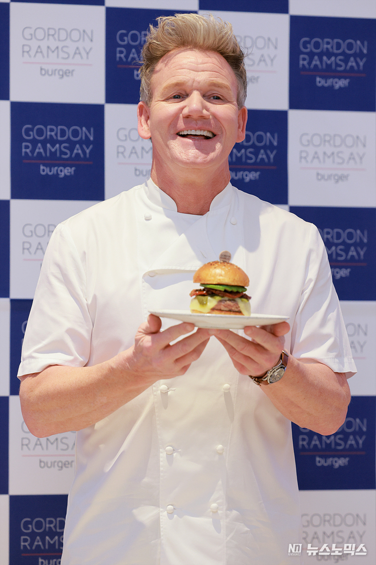 영국 출신 스타 셰프 고든램지(Gordon Ramsay)가 10일 오전 서울 송파구 롯데월드몰 고든램지버거 매장에서 열린 '고든램지 방한 미디어 행사'에 앞서 포즈를 취하고 있다. ⓒ정의철 기자