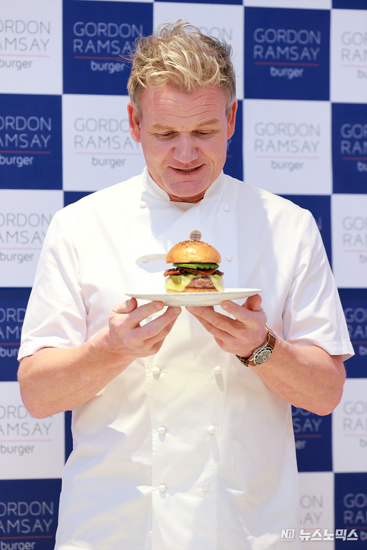 영국 출신 스타 셰프 고든램지(Gordon Ramsay)가 10일 오전 서울 송파구 롯데월드몰 고든램지버거 매장에서 열린 '고든램지 방한 미디어 행사'에 앞서 포즈를 취하고 있다. ⓒ정의철 기자