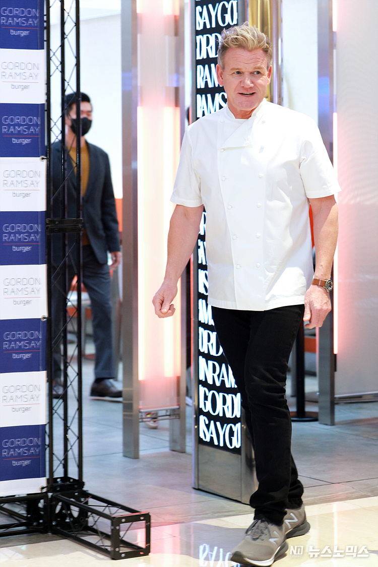 영국 출신 스타 셰프 고든램지(Gordon Ramsay)가 10일 오전 서울 송파구 롯데월드몰 고든램지버거 매장에서 열린 '고든램지 방한 미디어 행사'에 앞서 포즈를 취하고 있다. ⓒ정의철 기자