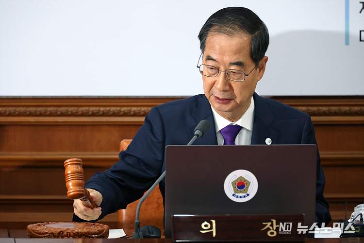 한덕수 국무총리가 14일 서울 종로구 정부서울청사에서 열린 국무회의를 주재하며 의사봉을 두드리고 있다. ⓒ정의철 기자