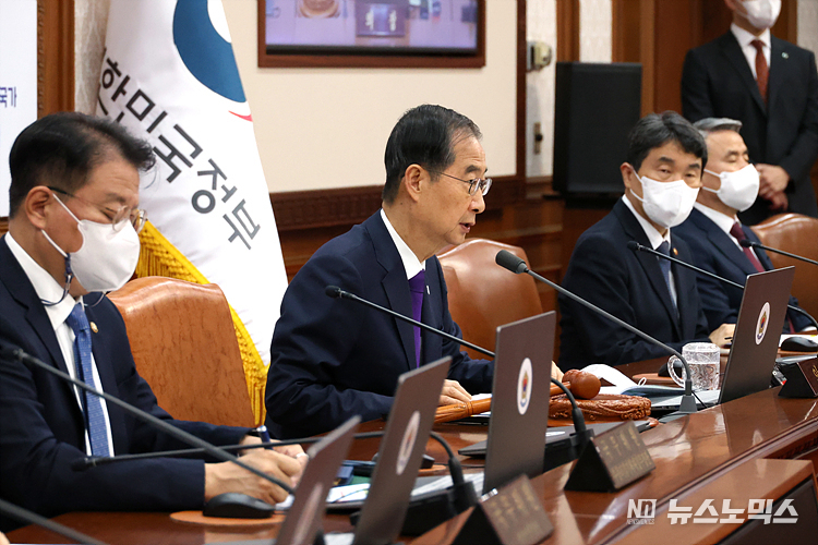 한덕수 국무총리가 14일 서울 종로구 정부서울청사에서 열린 국무회의를 주재하며 발언하고 있다. ⓒ정의철 기자