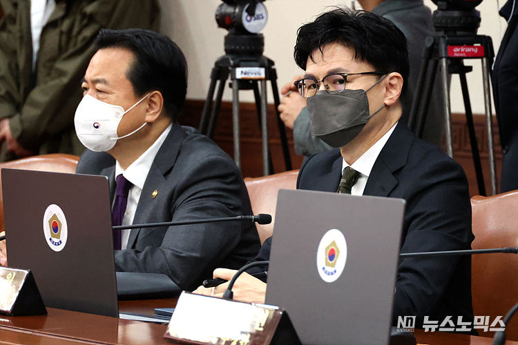 한동훈 법무부 장관(오른쪽)이 14일 서울 종로구 정부서울청사에서 열린 국무회의에 참석하고 있다.. ⓒ정의철 기자