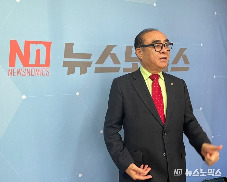 중국 조선족인 김홍택 변호사가 지난 11일 뉴스노믹스 본사 스튜디오에서 인터뷰 도중 기념촬영하는 모습./사진=전상천기자