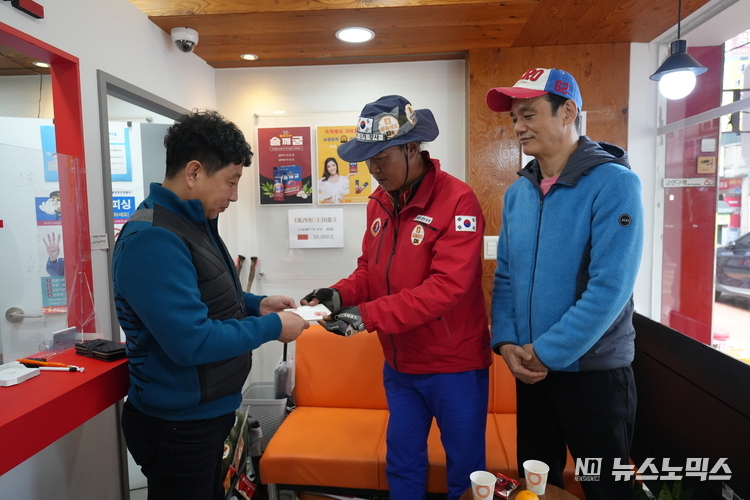 강원도 원주의 '가위손'으로 유명한 오석환 걷기박사와 드라마 '야인시대'에서 명동파 배우로 열연한 배우 정형기는 13일 오후 서울시 영동포구 디지털로 53길(대림동)의 한 사무실에서 김창훈 '정음학교' 교장에게 '한강 1300리 걷기 프로젝트'로 마련한 중국 장가계 한글학교 후원금을 전달했다./사진=전상영 객원기자 