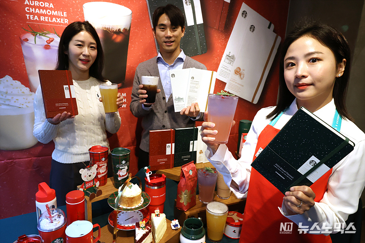 스타벅스 코리아가 16일 서울 중구 스타벅스 한국프레스센터점에서 겨울시즌을 맞아 스타벅스 플래너를 증정하는 '겨울 e-프리퀀시 이벤트'를 시작을 알리는 포토세션을 하고 있다. ⓒ정의철 기자