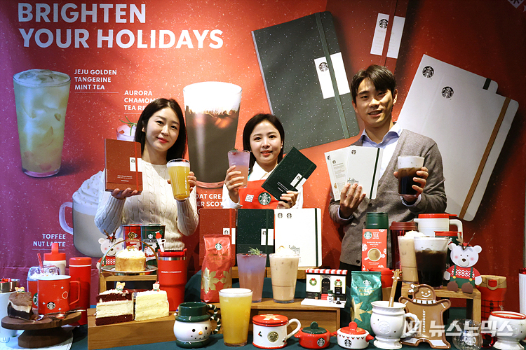 스타벅스 코리아가 16일 서울 중구 스타벅스 한국프레스센터점에서 겨울시즌을 맞아 스타벅스 플래너를 증정하는 '겨울 e-프리퀀시 이벤트'를 시작을 알리는 포토세션을 하고 있다. ⓒ정의철 기자
