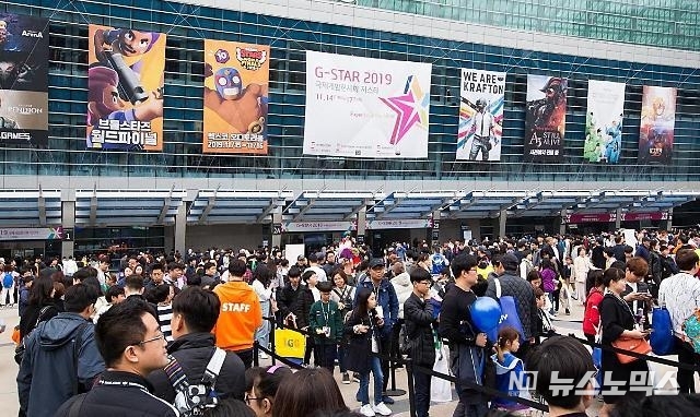 2019년 이후 3년만에 오프라인 행사로 정상 개최되는 '지스타 2022'에 대한 기대감이 높다. 사진은 2019년 당시 지스타가 열린 부산 벡스코 앞의 모습. (사진=지스타조직위원회)