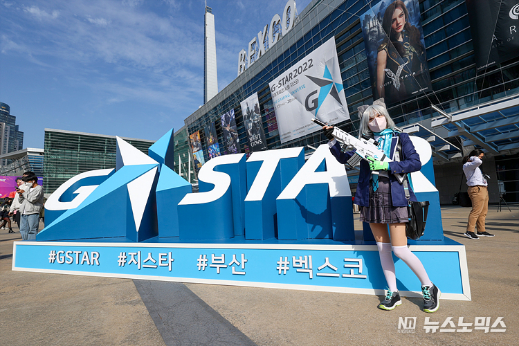 국제게임전시회 G-STAR 2022(지스타)가 개막한 17일 부산 해운대구 벡스코에서 코스프레 모델이 포즈를 취하고 있다.ⓒ정의철 기자