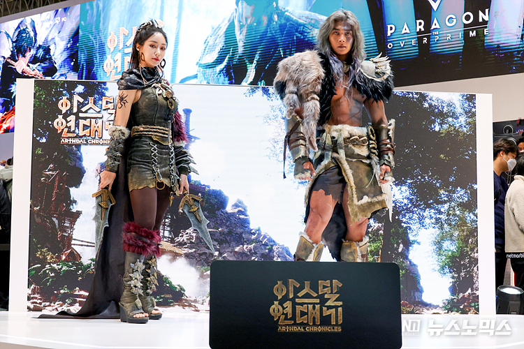 국제게임전시회 G-STAR 2022(지스타)가 개막한 17일 부산 해운대구 벡스코에서 코스프레 모델들이 포토세션을 하고 있다. ⓒ정의철 기자