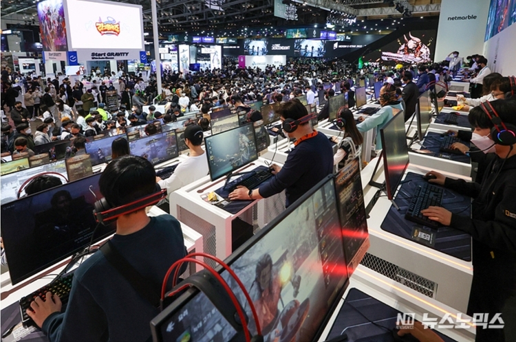 국제게임전시회 G-STAR 2022(지스타)가 개막한 17일 부산 해운대구 벡스코에서 시민들이 게임을 체험하며 즐기고 있다. ⓒ정의철 기자