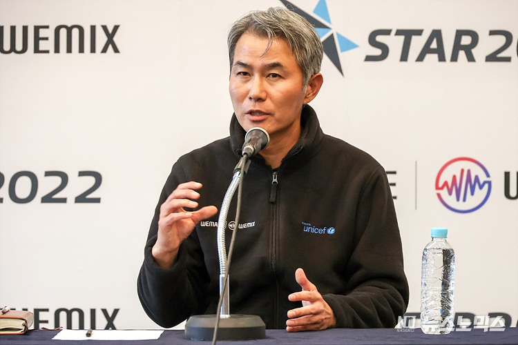 국제게임전시회 G-STAR 2022(지스타)가 개막한 17일 부산 해운대구 벡스코에서 장현국 위메이드 대표가 기자간담회를 하고 있다. ⓒ정의철 기자