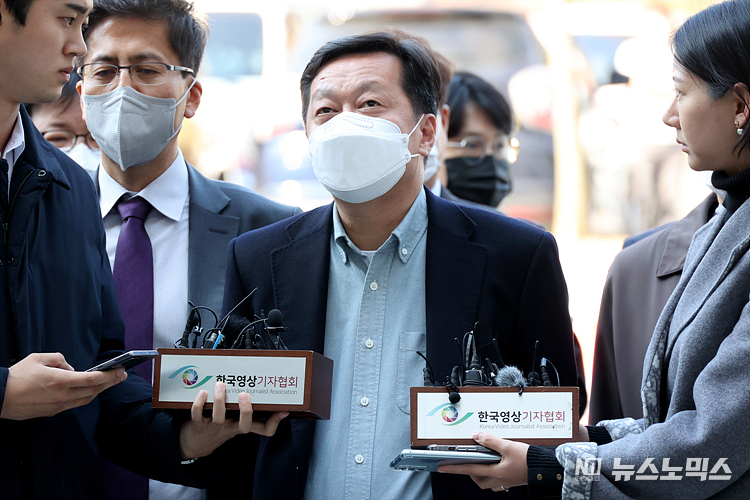 이재명 더불어민주당 최측근인 정진상 더불어민주당 대표실 정무조정실장이 18일 서울 서초구 서울중앙지법에서 열린 구속 전 피의자심문(영장실질심사)에 출석 취재진의 질문에 답변하고 있다. ⓒ정의철 기자