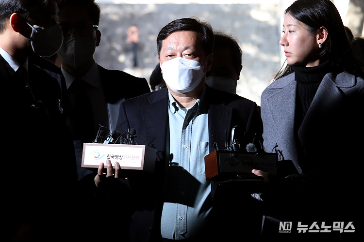 이재명 더불어민주당 최측근인 정진상 더불어민주당 대표실 정무조정실장이 18일 서울 서초구 서울중앙지법에서 열린 구속 전 피의자심문(영장실질심사)에 출석 취재진의 질문에 답변하고 있다. ⓒ정의철 기자