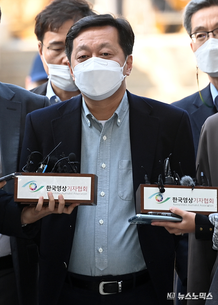 이재명 더불어민주당 최측근인 정진상 더불어민주당 대표실 정무조정실장이 18일 서울 서초구 서울중앙지법에서 열린 구속 전 피의자심문(영장실질심사)에 출석 취재진의 질문에 답변하고 있다. ⓒ정의철 기자