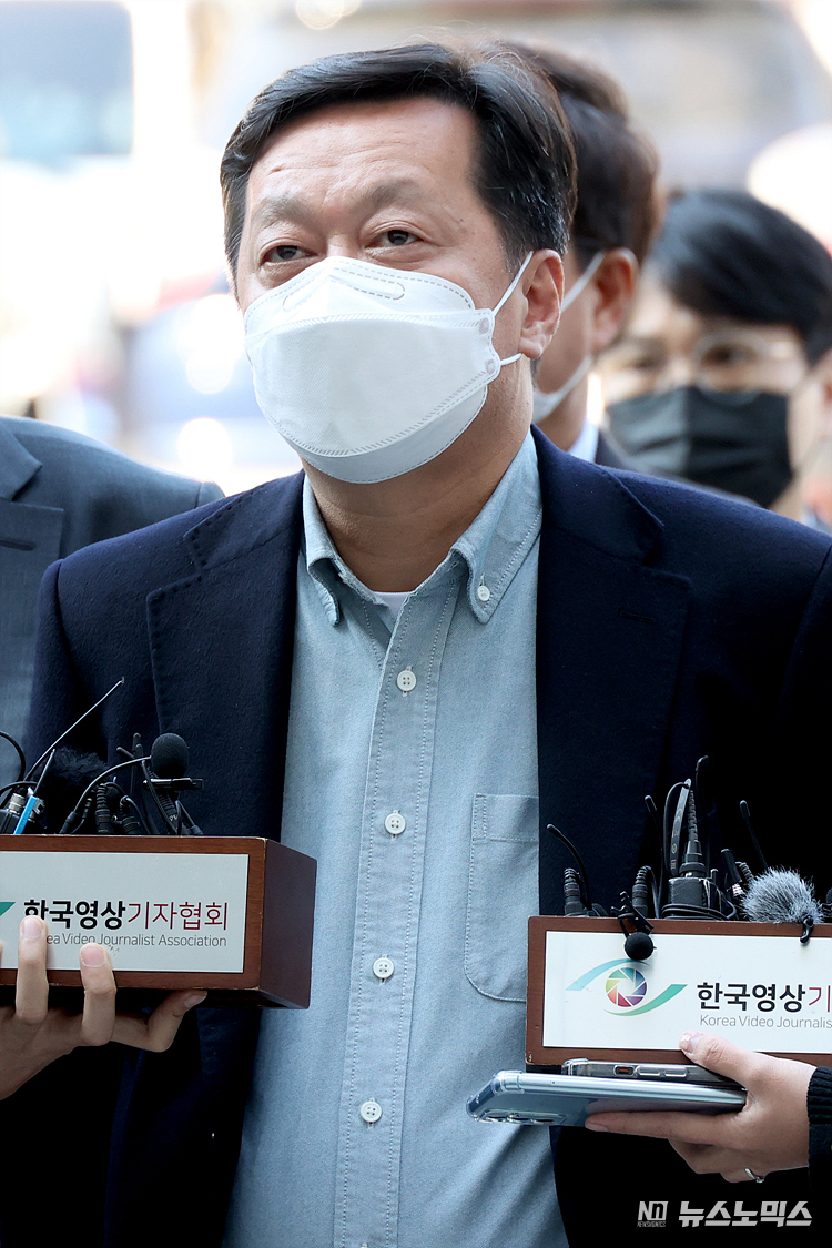 이재명 더불어민주당 최측근인 정진상 더불어민주당 대표실 정무조정실장이 18일 서울 서초구 서울중앙지법에서 열린 구속 전 피의자심문(영장실질심사)에 출석하며 취재진의 질문에 답변하고 있다. ⓒ정의철 기자