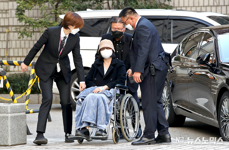 정경심 전 동양대 교수가 18일 오후 서울 서초구 서울중앙지법에서 열린 자녀 입시비리와 관련한 '위계공무집행방해 등 혐의' 공판에 출석하기 위해 휠체어를 타고 법원에 출석하고 있다. ⓒ정의철 기자