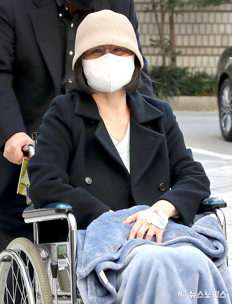 정경심 전 동양대 교수가 18일 오후 서울 서초구 서울중앙지법에서 열린 자녀 입시비리와 관련한 '위계공무집행방해 등 혐의' 공판에 출석하기 위해 휠체어를 타고 법원에 출석하고 있다. ⓒ정의철 기자