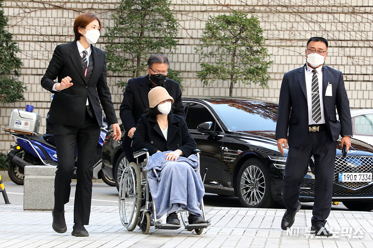 정경심 전 동양대 교수가 18일 오후 서울 서초구 서울중앙지법에서 열린 자녀 입시비리와 관련한 '위계공무집행방해 등 혐의' 공판에 출석하기 위해 휠체어를 타고 법원에 출석하고 있다. ⓒ정의철 기자
